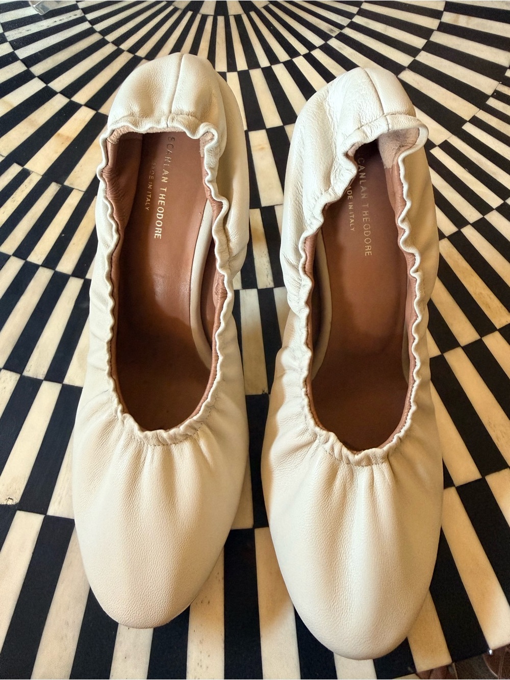 Scanlan Theodore Ivory Leather Ruched Pumps